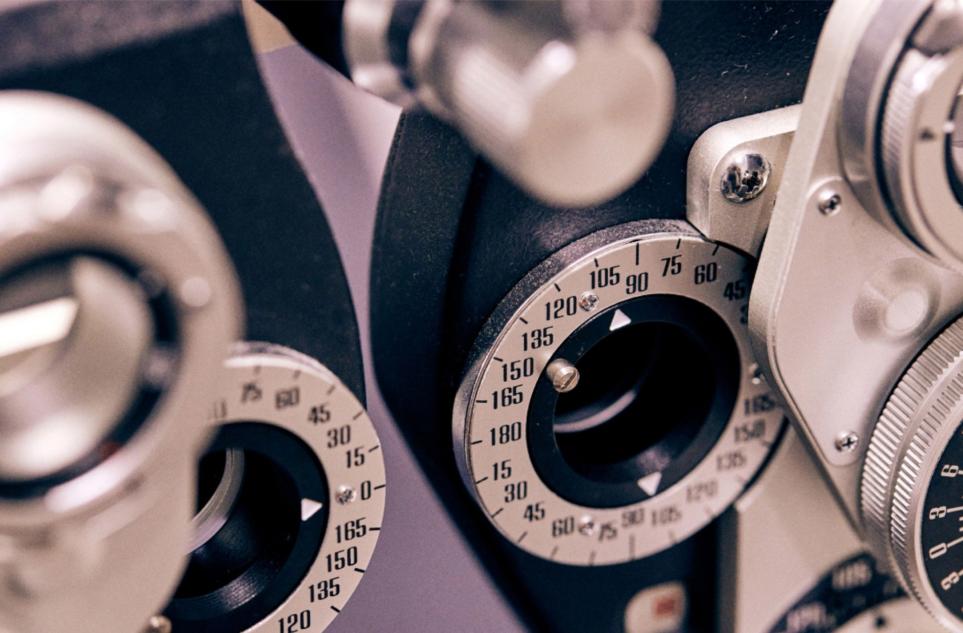 Eye examination device